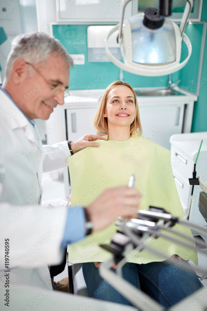 Obraz premium Woman in dental chair