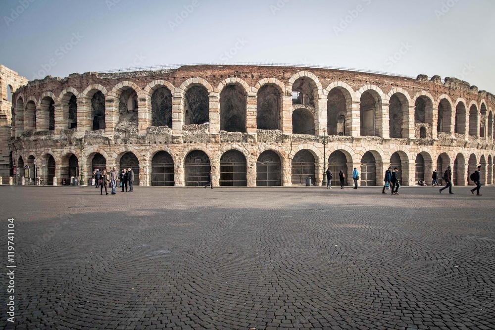 Vista frontale del Colosseo di Verona 