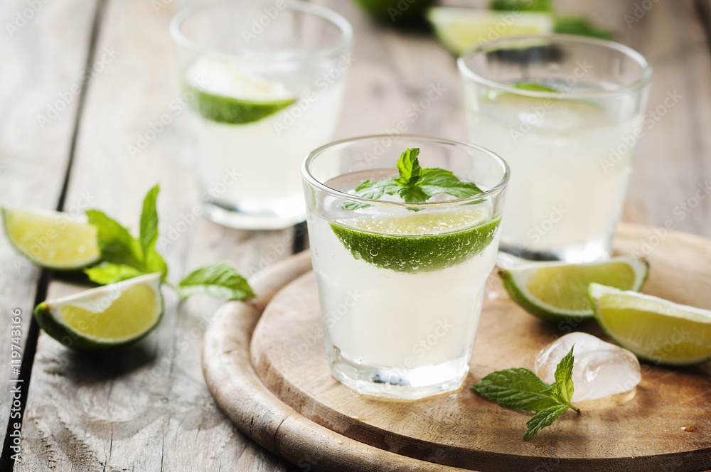 Summer cocktail with lime and mint
