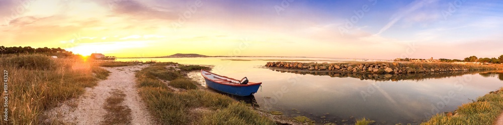 Panorama de l'étang de Thau au soleil levant, dans l'Herault en Occitanie en France