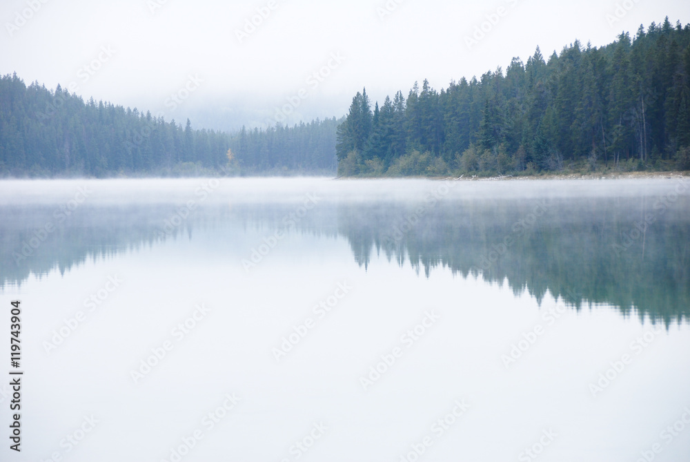カナディアンロッキー　秋の朝靄に霞むパトリシア湖