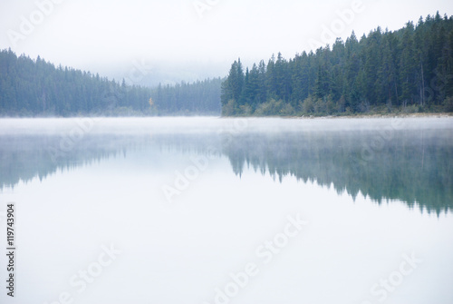 カナディアンロッキー 秋の朝靄に霞むパトリシア湖