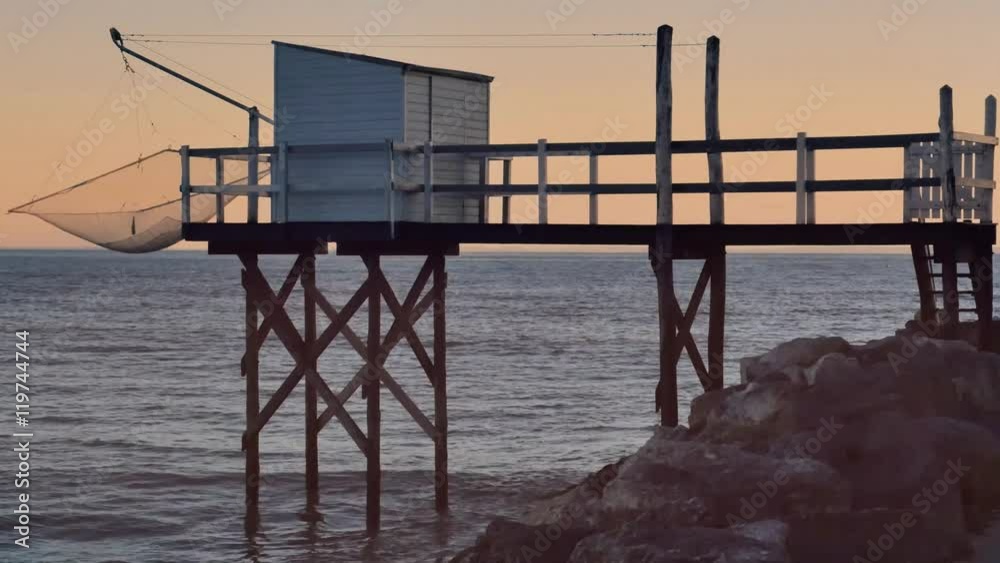 coucher de soleil sur un chalet de pêcheur 4k coucher de soleil sur un chalet de pêcheur 4k