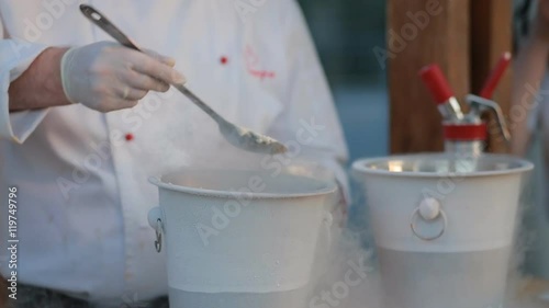 Cook impose nitrogen icecream