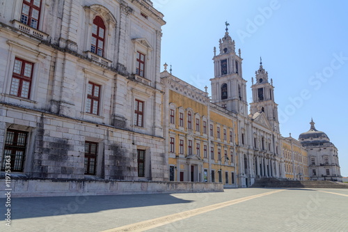 Fototapeta Naklejka Na Ścianę i Meble -  Vista do Palácio de Mafra em Portugal