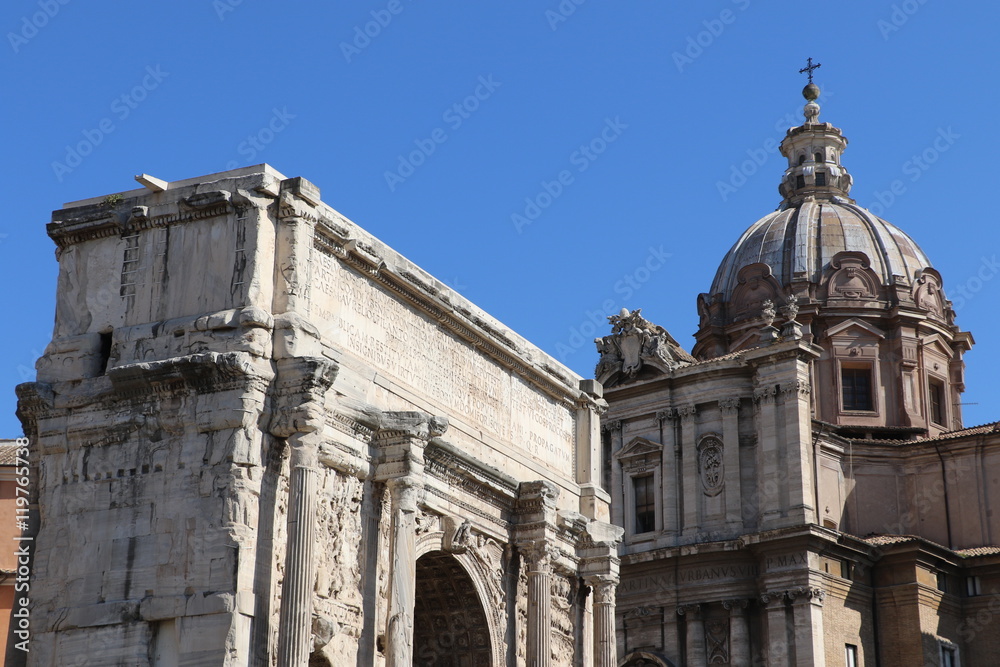 Obraz premium Arc de Septime Severe et église Santi Luca e Martina à Rome