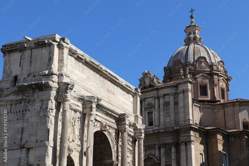 Arc de Septime Severe et église Santi Luca e Martina à Rome Arc de Septime Severe et église Santi Luca e Martina à Rome
