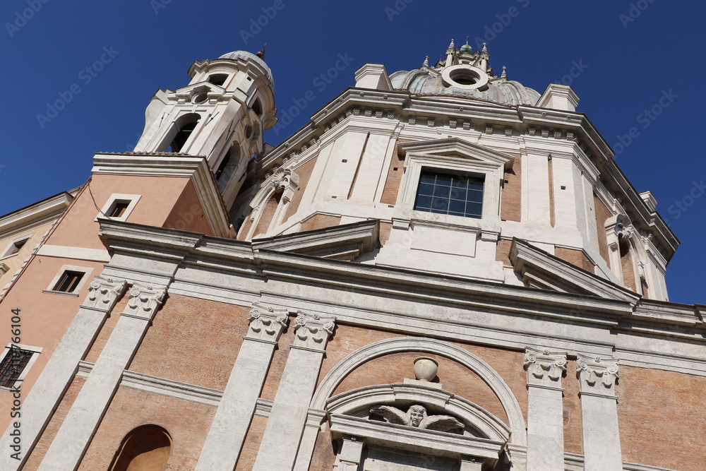 Façade de l'église Santa Maria di Loreto à Rome