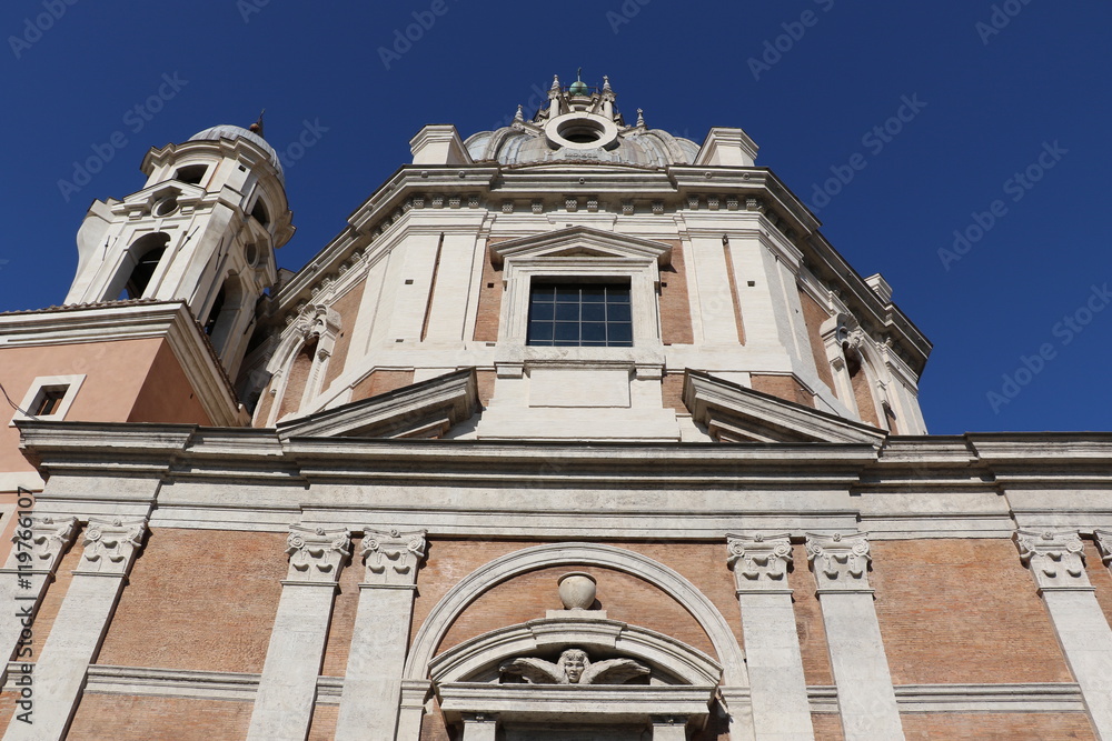 Façade de l'église Santa Maria di Loreto à Rome