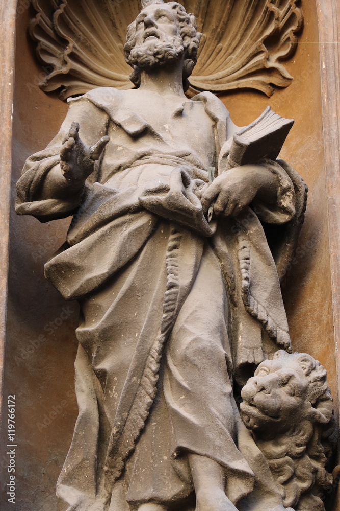 Statue d'une église à Rome