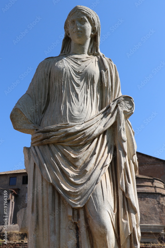 Fototapeta premium Statue antique de Vestale à Rome