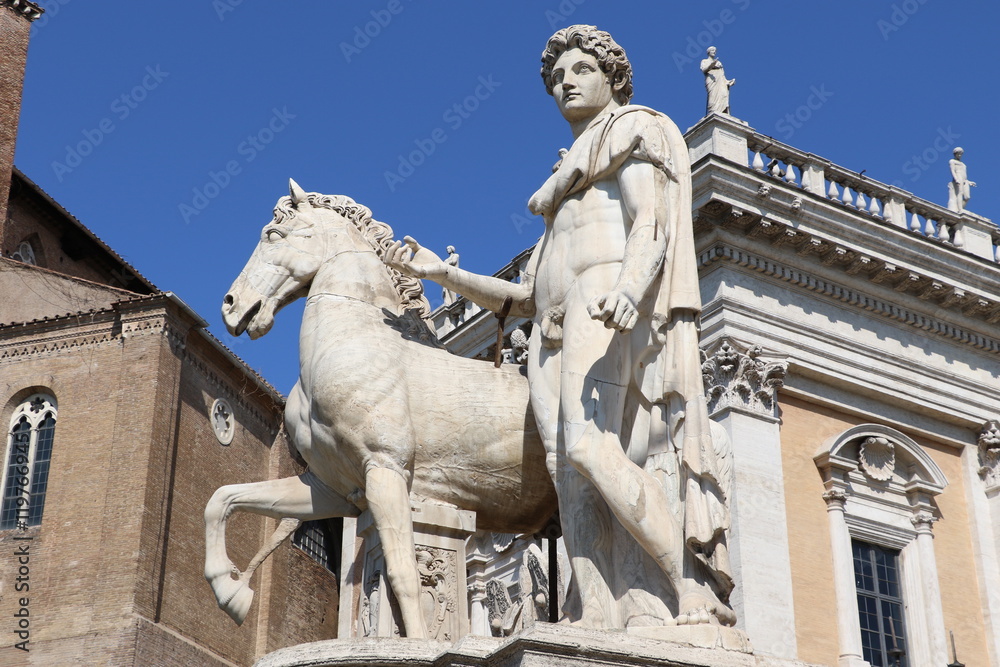 Statue de Castor à l’entrée de la Place du capitole à Rome Statue de Castor à l’entrée de la Place du capitole à Rome