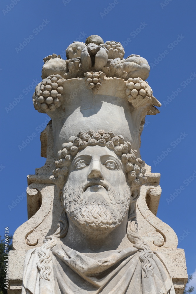 Statue dans la jardin de la villa Médicis à Rome
