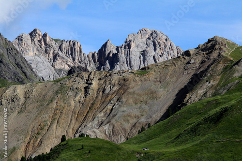 strati di gessi in Val San Nicolò; sullo sfondo il Colàc