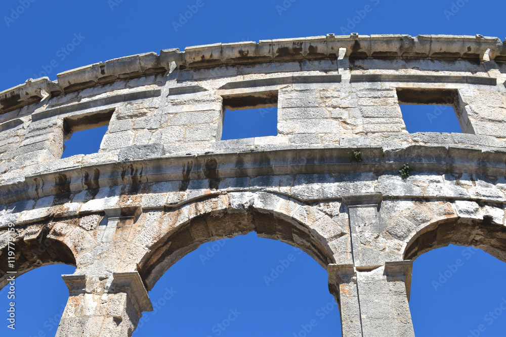 Römisches Amphitheater in Pula (Istrien) - Detail vor blauem Himmel
