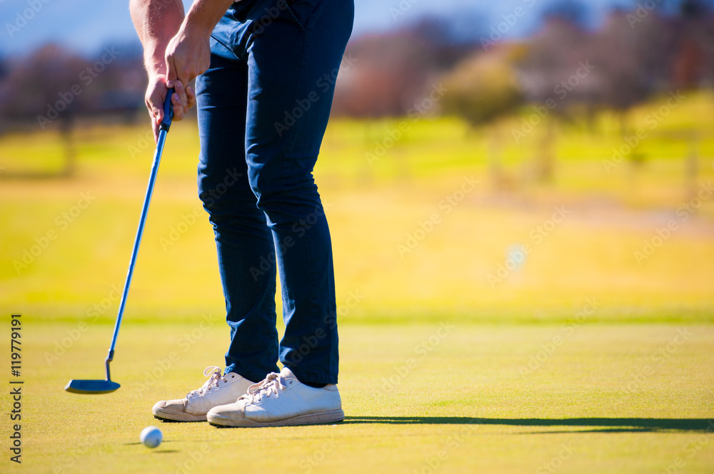 Obraz premium view of a golfer planning his shot to the pin
