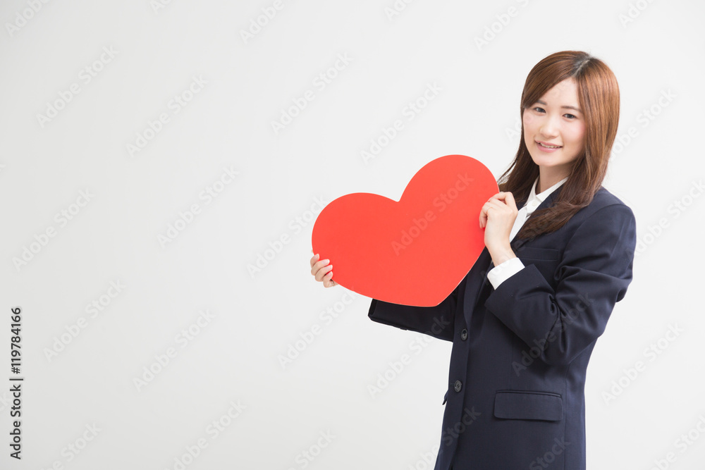 ハートを持つスーツの女性 ハートを持つスーツの女性