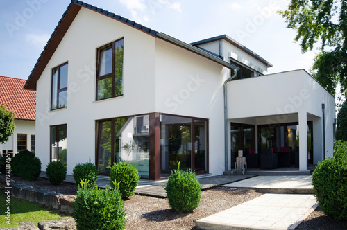 weisses Einfamilienhaus im gepflegten Ambiente