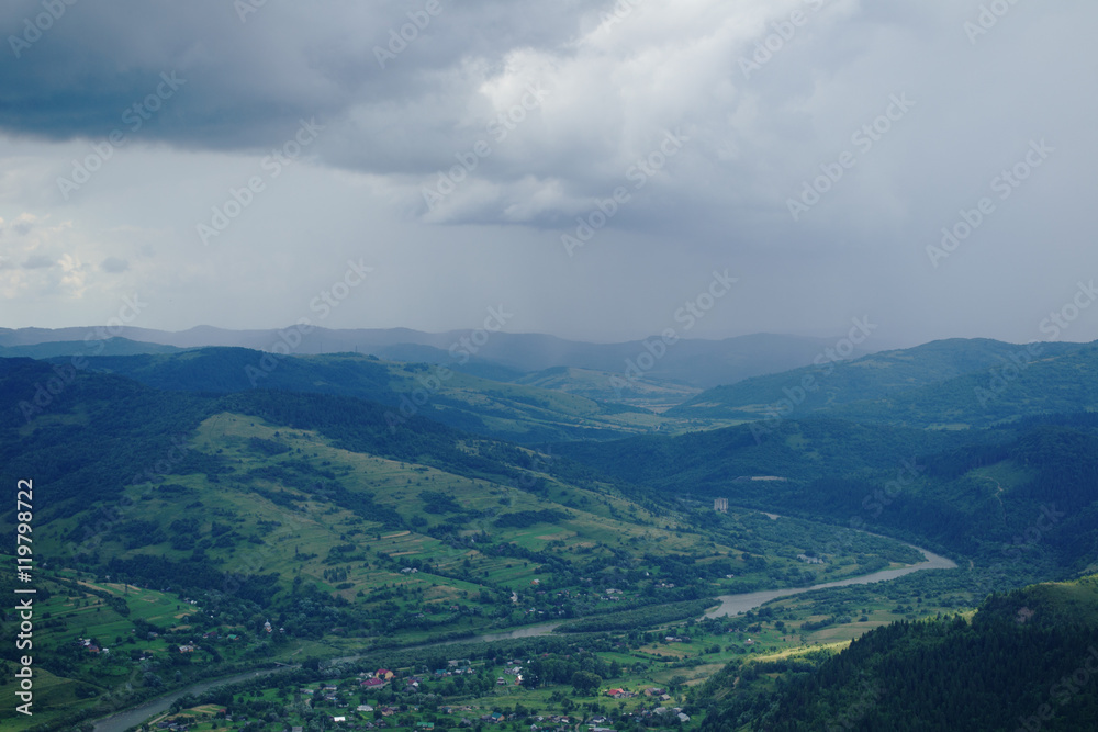 Fototapeta premium Вид с высоты горы природа село тучи туман