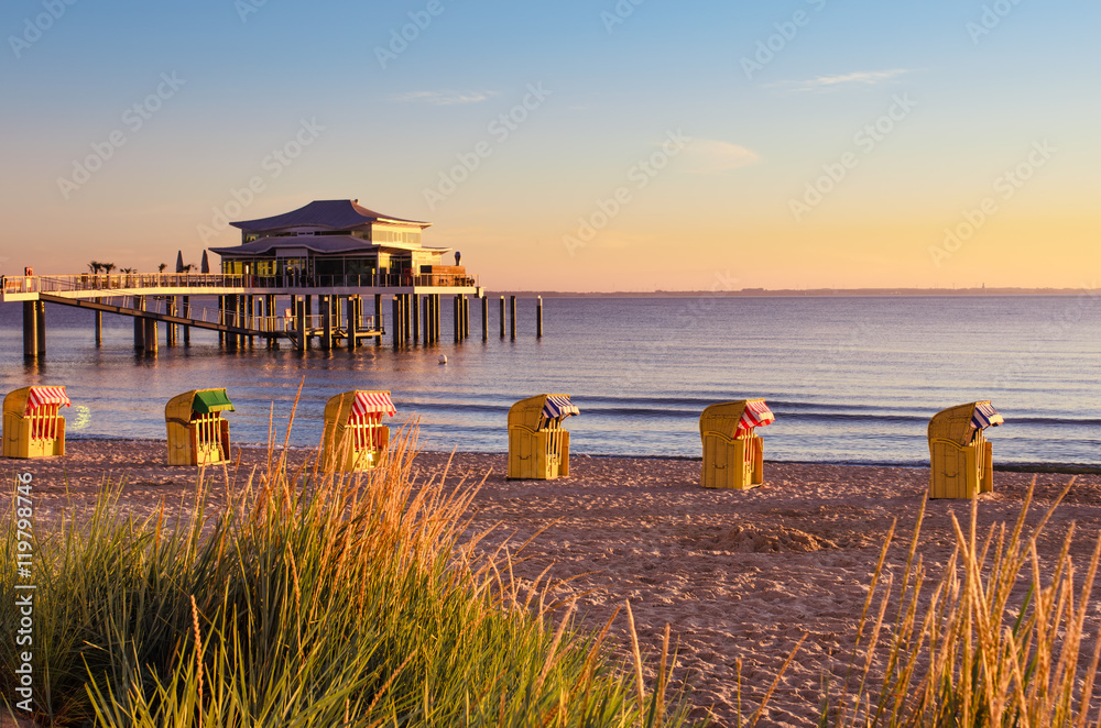 Lübecker bucht mit seebrücke und Strandkörben,timmendorfer strand