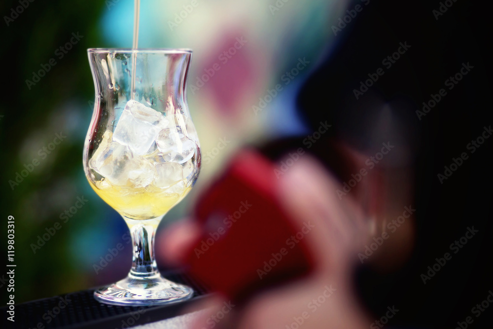 Obraz premium Bartender preparing a cocktail with yellow syrup