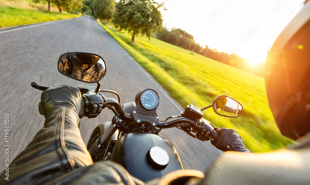 Fototapeta premium Kierowca motocykla na autostradzie