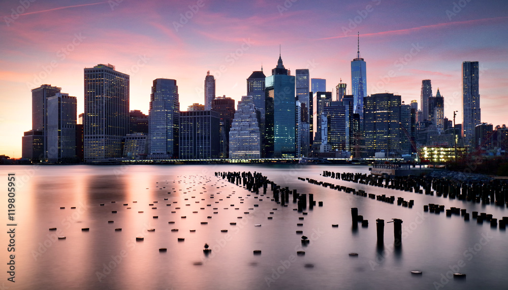 Obraz premium Manhattan skyilne, New York City at sunset.