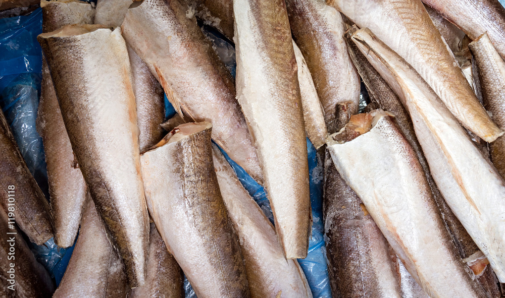 Obraz premium fish on the counter in the supermarket