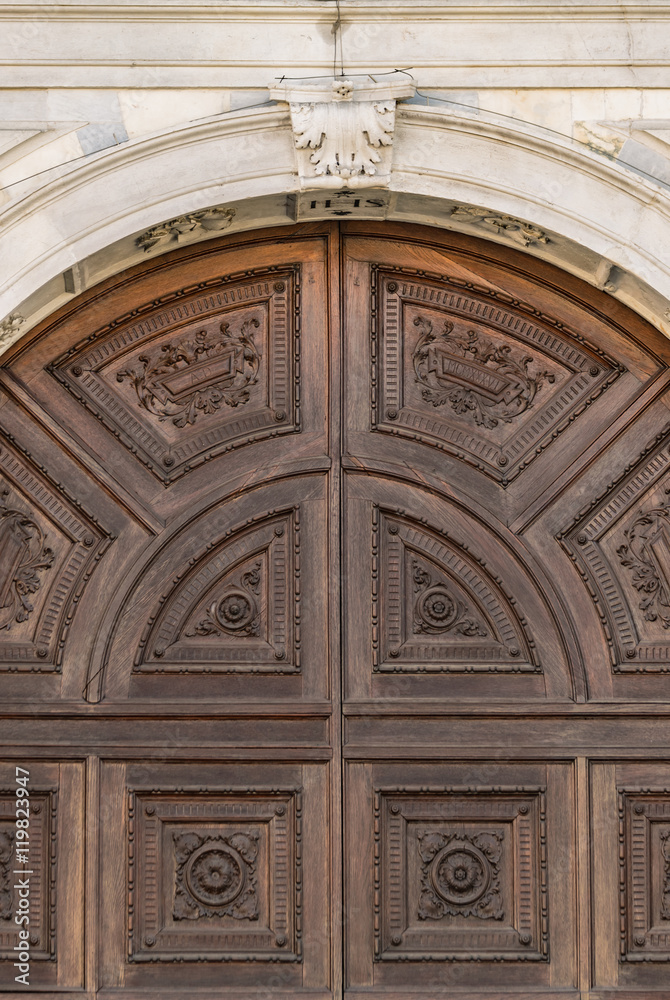 Detail of the portal in Gothic-Renaissance style.