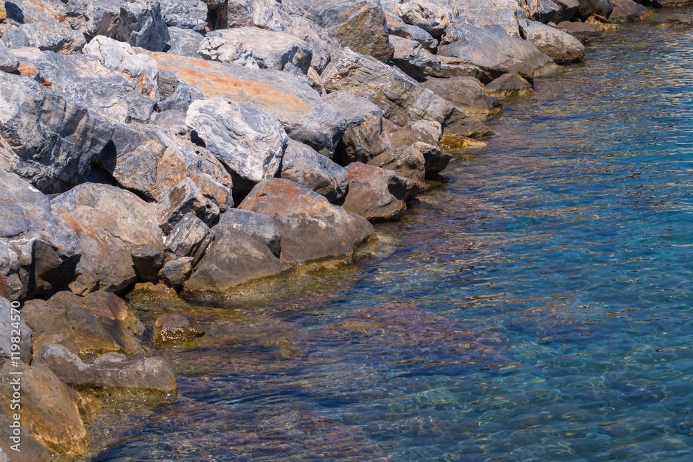 Steine im Meer von Alanya