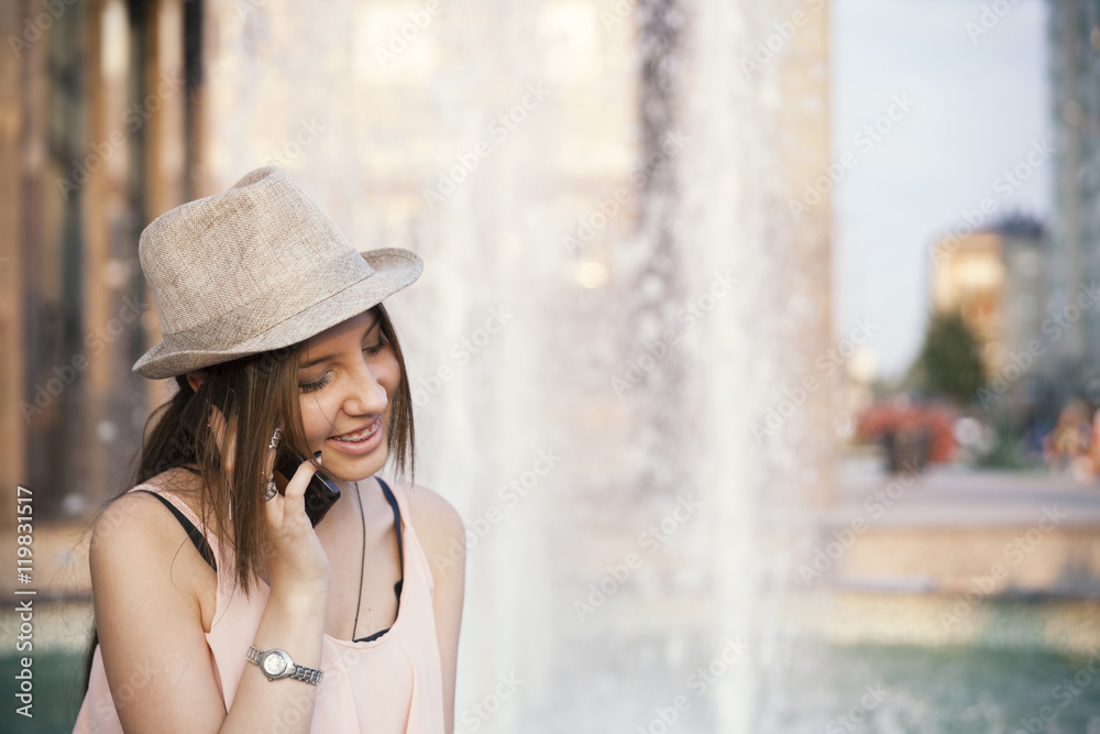 Obraz premium youn girl with smart phone