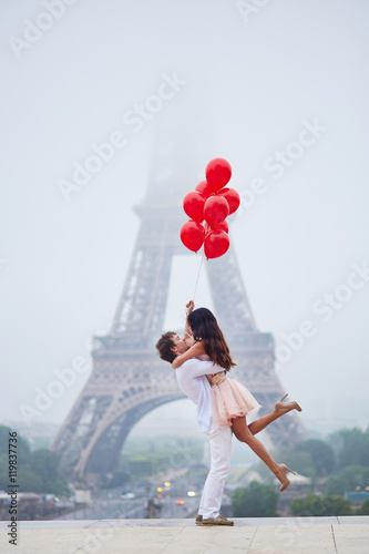Canvas Print Romantic couple with red balloons together in Paris