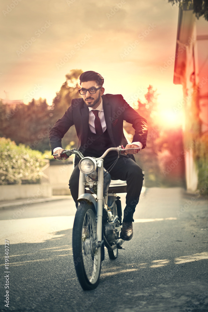 Obraz premium Motorcyclist dressed in business clothes