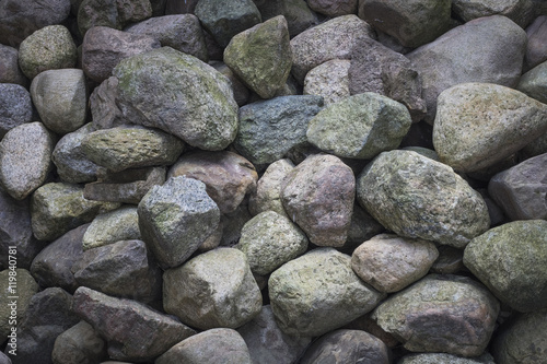 Steinhaufen mit großen Steinen