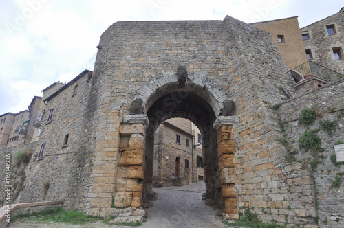 Fototapeta Naklejka Na Ścianę i Meble -  City door in Volterra