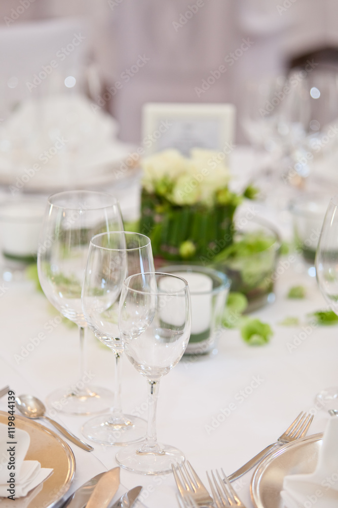 Gläser auf gedecktem Tisch