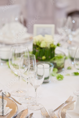 Gläser auf gedecktem Tisch © Lenslife