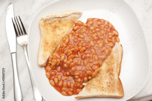 Obraz na płótnie Baked beans and toasted bread in plate