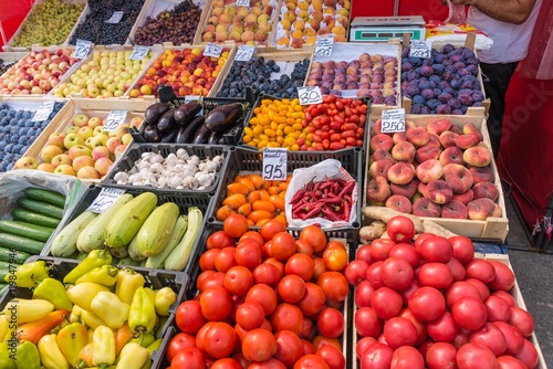 Obst- und Gemüsemarkt am Bahnhof in Novosibirsk