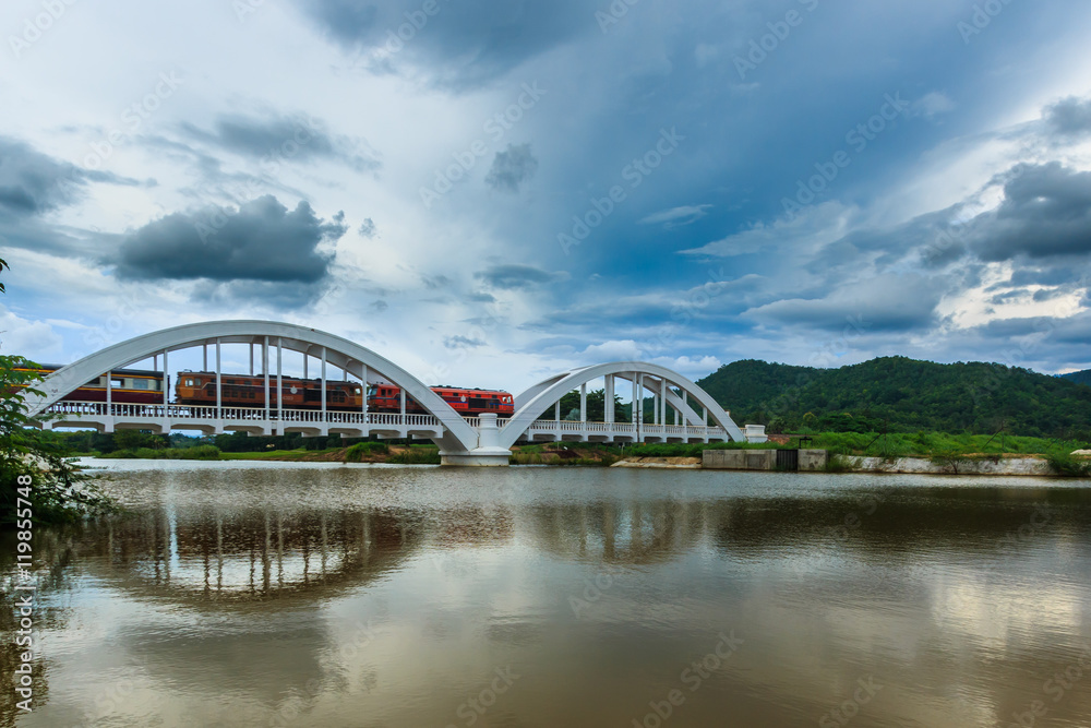 Obraz premium Trains of Thailand is moving into the white bridge 