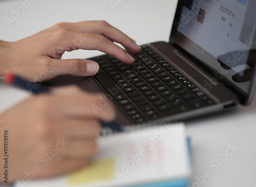 mujer realizando la contabilidad doméstica