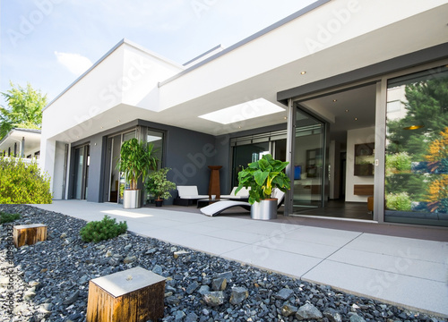 moderner Flachbau mit Terrasse