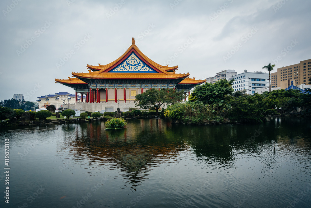 Fototapeta premium The National Concert Hall and pond at Taiwan Democracy Memorial