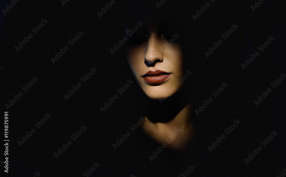 Obraz premium Portrait of the woman in the shadow
