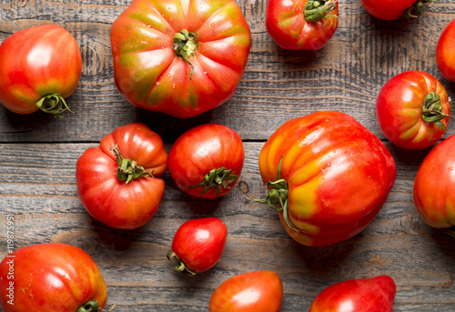 Organiczne surowe pomidory na drewnie