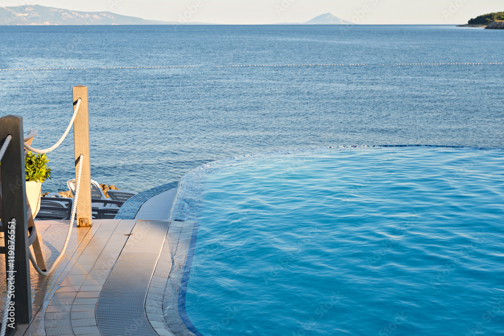 Obraz premium Infinity pool on the sunset