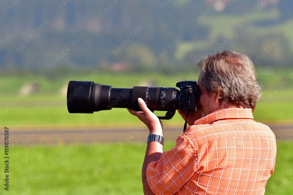 Planespotter photgraphing an airfield