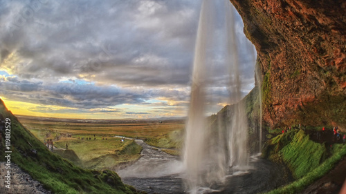 Der Seljalandsfoss-Wasserfall in Island