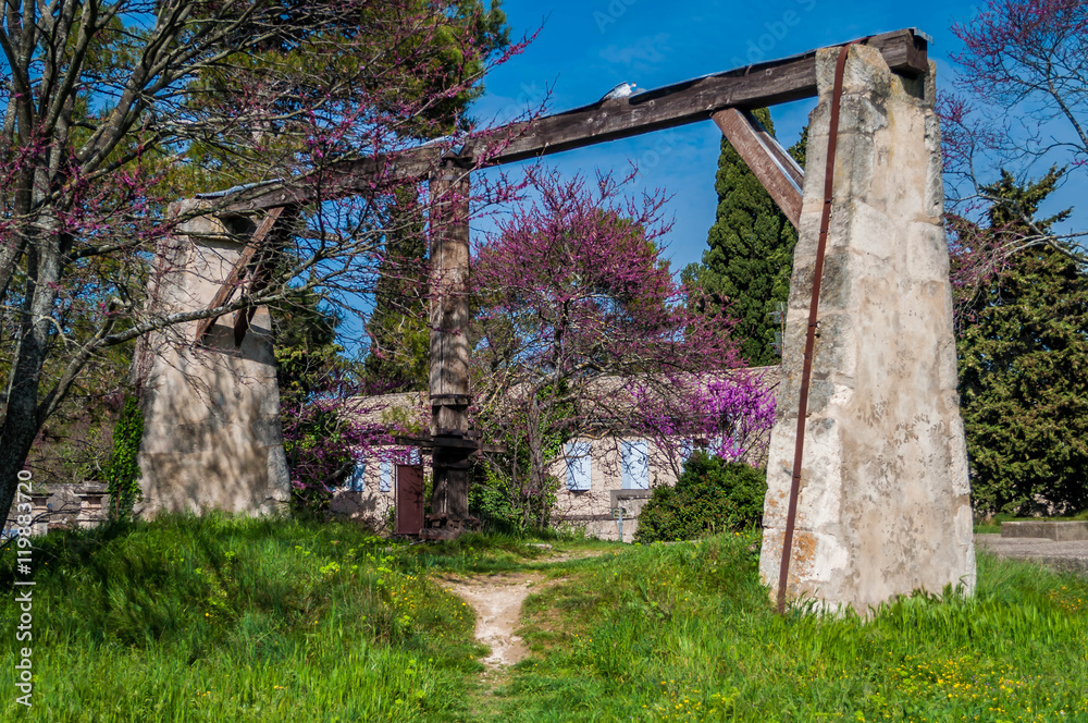 Ruines d'un vieux puit. Ruines d'un vieux puit.
