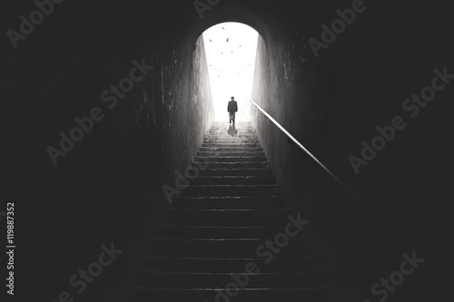 Quadro su tela old man raising stairs to reach the city